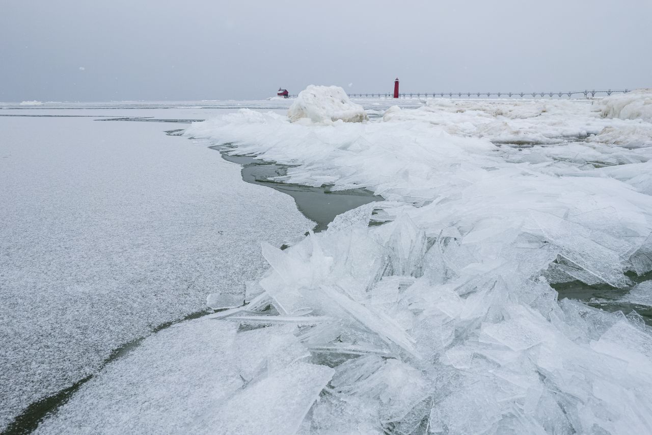 Templapso confuso muestra fragmentos de hielo que se forman a lo largo del lago Michigan