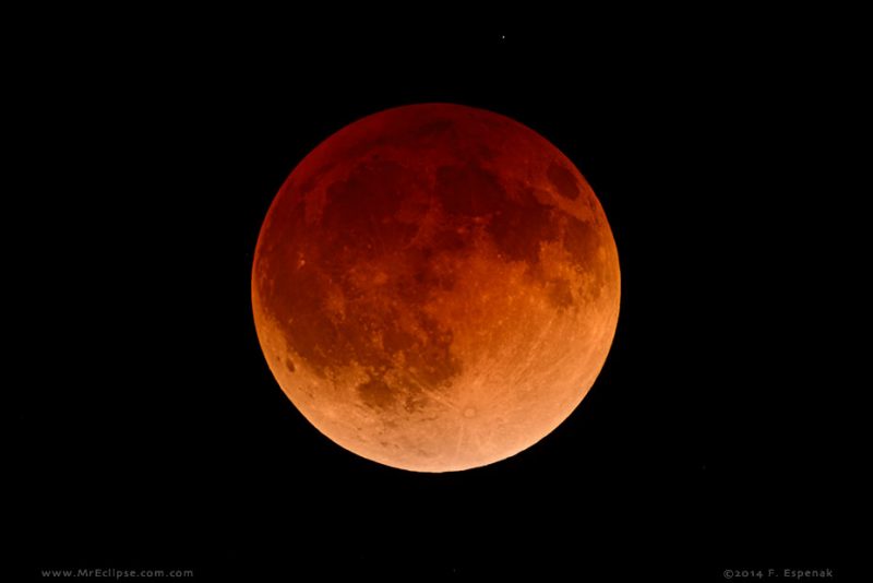 ¿Por qué la luna se ve roja esta noche?