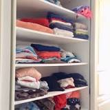 ¿Cómo tapar la ropa de un closet que no tiene puertas?