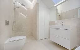 ¿Qué piso es mejor para un baño pequeño?
