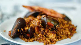 ¿Cuál es la diferencia entre paella y arroz con mariscos?